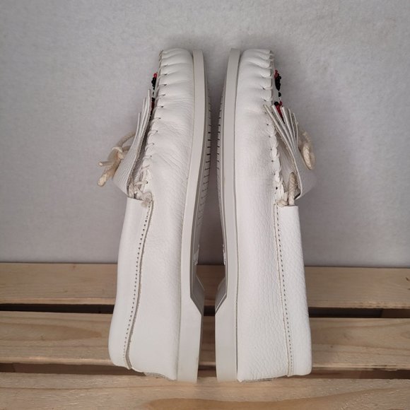 NEW Minnetonka Womens White Leather Thunderbird Boat Moccasins size 5 - Picture 6 of 8